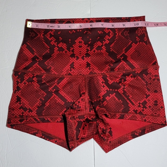 Lululemon Boogie Shorts/ Size 4. - Picture 5 of 10